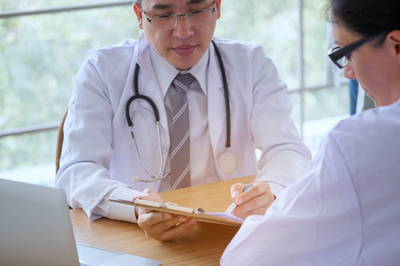 年轻医生与高龄患者的诊室对话 一份健康咨询的全景记录